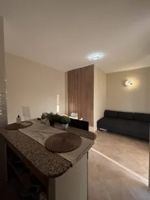 Appartamento Confortevole con Vista sulla Città e Balcone - Image 3