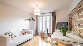 Apartment with terrace & garden - Image 3