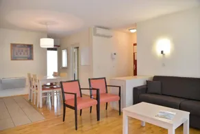 Flat with pool - Image 3
