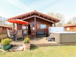 Cottage with pool, jacuzzi & garden - Image 2