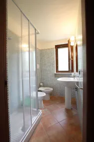 Attraente appartamento con piscina, barbecue e giardino - Image 4