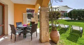 Apartamento con terraza, piscina y jardín | Vistas al agua - Image 2