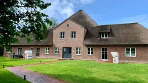 Agréable appartement de vacances entièrement équipé avec terrasse et jardin | Vue jardin - Image 4