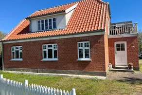 Holiday home with terrace - Image 3