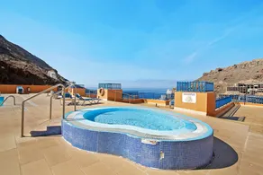 Modern apartment with shared pool - Image 4