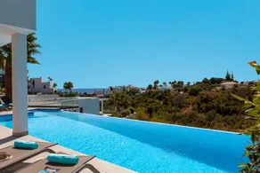 Villa with garden, BBQ & private pool - Image 3