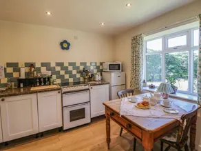 Cottage with garden - Image 2
