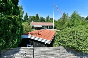 Fully equipped holiday home with terrace & garden - Image 2