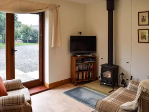 Family-oriented charming cottage with garden - Image 2