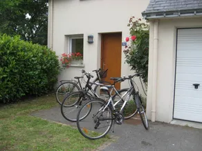 Holiday home with barbecue & garden - Image 3