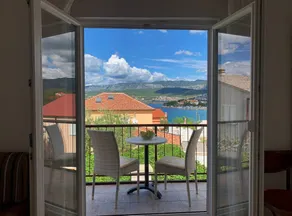 Flat with barbecue, garden & terrace | Sea view - Image 4