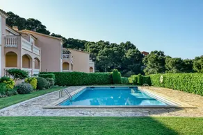 Merveilleux appartement de vacances entièrement équipé avec piscine, terrasse et internet haut débit | Vue jardin - Image 3