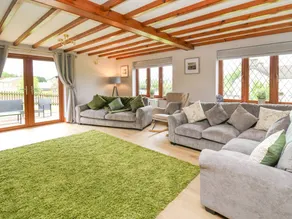 Cottage with hot tub & garden - Image 2
