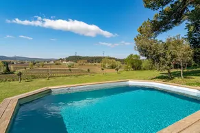 Maison avec jardin, piscine et terrasse | Vue jardin - Image 2