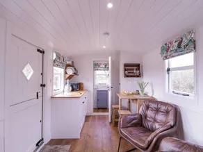 Cottage with garden - Image 3