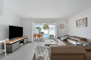 Maison entièrement équipée avec internet haut débit, piscine privée et terrasse | Vue plage | Parfaite pour le travail à distance - Image 4
