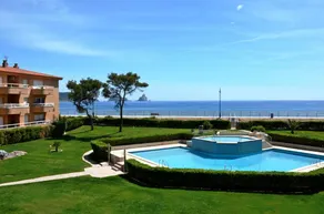 Flat with pool, terrace & garden - Image 4