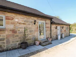 Cottage with hot tub & garden - Image 2