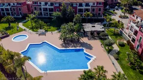 Merveilleux appartement adapté aux familles avec terrasse, piscine et jardin | Idéal pour le télétravail - Image 2