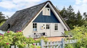 Holiday home with barbeque & terrace - Image 4
