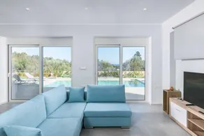 Fully equipped beautiful villa with terrace & private pool - Image 2