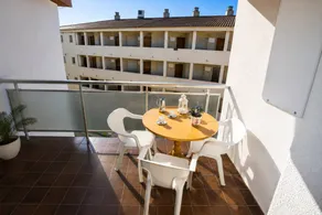 Apartment with garden - Image 2
