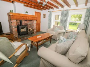Family-oriented cottage with garden - Image 3