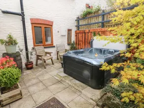 Cottage with hot tub & garden - Image 3