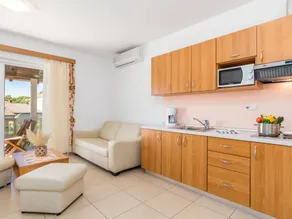 Apartment with pool, garden & BBQ - Image 3