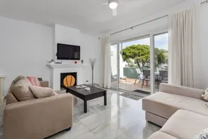 Spacieux appartement de vacances entièrement équipé avec jardin, piscine chauffée et terrasse | Vue montagne | À côté de la plage - Image 2