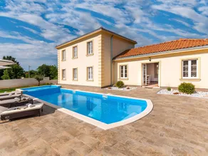 Villa with pool - Image 3