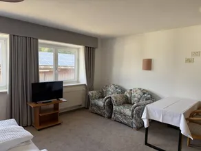 Flat with garden & terrace - Image 3