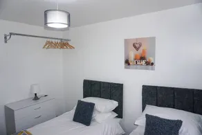 Casa vacacional ideal para familias con jardín - Image 4