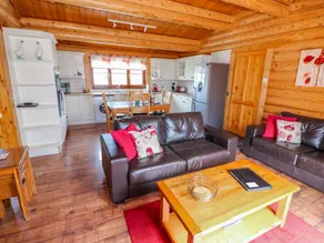 Cottage with pool, hot tub & garden - Image 4