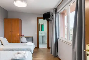 Habitación Triple 10 luminosa con vistas al mar en Somo - Image 5