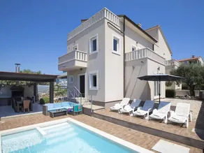 Ferienhaus mit privatem Pool, Terrasse und Garten - Image 2