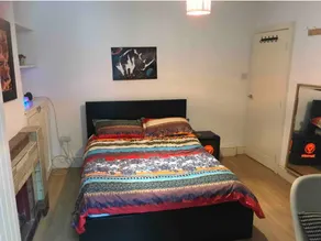 Chambre chez l'habitant adaptée aux familles avec piscine, barbecue et jardin | Vue jardin - Image 1