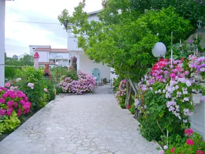 Apartment with garden & terrace - Image 2