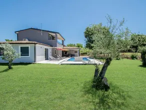Ferienhaus mit Garten, privatem Pool und Terrasse - Image 2