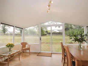 Cottage with garden - Image 2