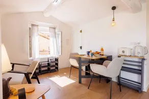 Apartment with terrace - Image 3