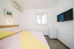 Dedicated room with terrace | Garden view - Image 5