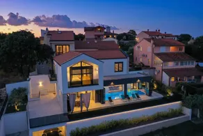 Villa with pool, barbecue & garden - Image 2