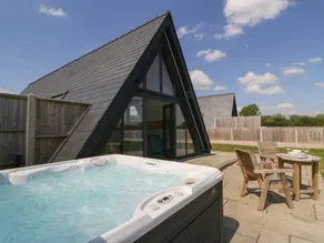 Cottage with garden & jacuzzi - Image 3