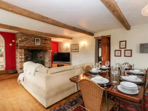 Cottage with hot tub & garden - Image 4