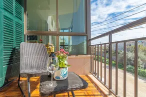 Apartment with terrace - Image 2