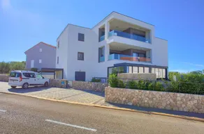 Flat with garden - Image 2