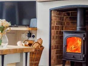 Family-friendly cottage with jacuzzi, garden & BBQ | River view | Pet-friendly - Image 4