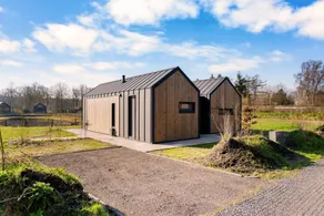 Experience tranquility and nature at the Cosy Family Lodge on Camping Si-Es-An. Luxury lodge for 6 people by the fishing pond. - Image 4