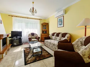 Holiday home with terrace, private pool & garden - Image 4